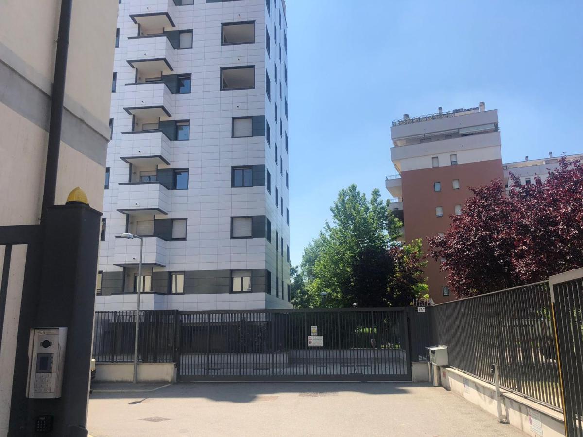 Appartamento Sulla Metro 3 Gialla Maciachini Milan Luaran gambar