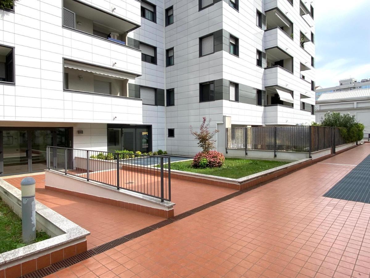 Appartamento Sulla Metro 3 Gialla Maciachini Milan Luaran gambar